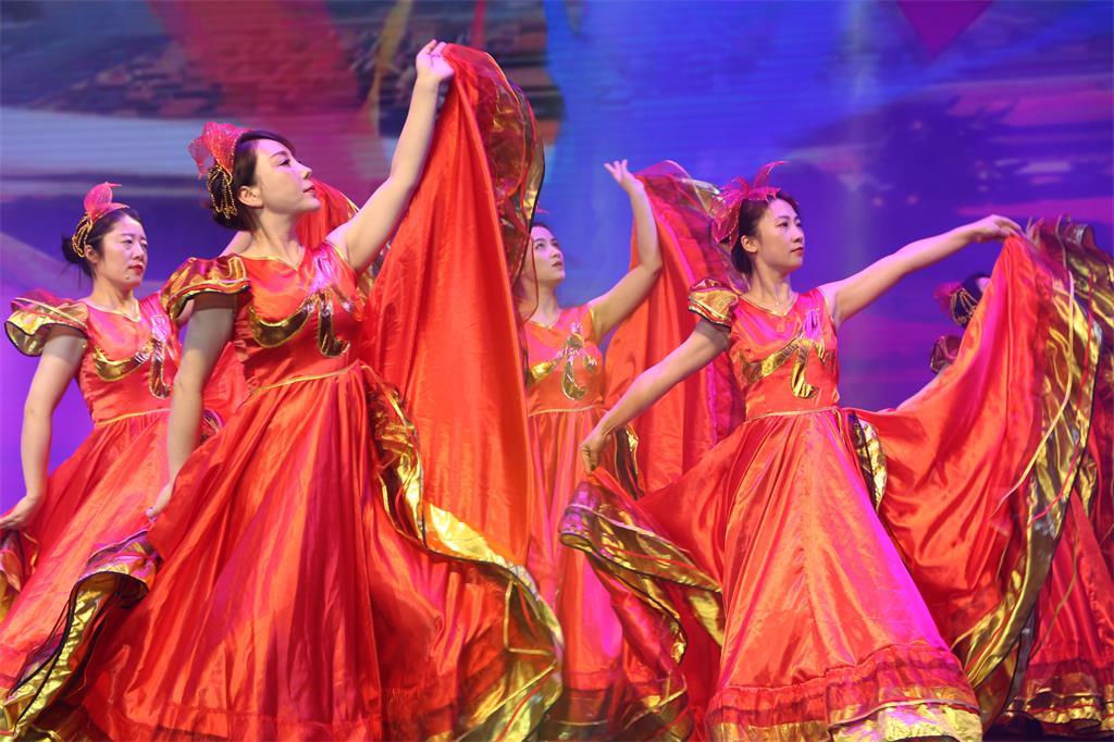 提增精气神，推进新发展