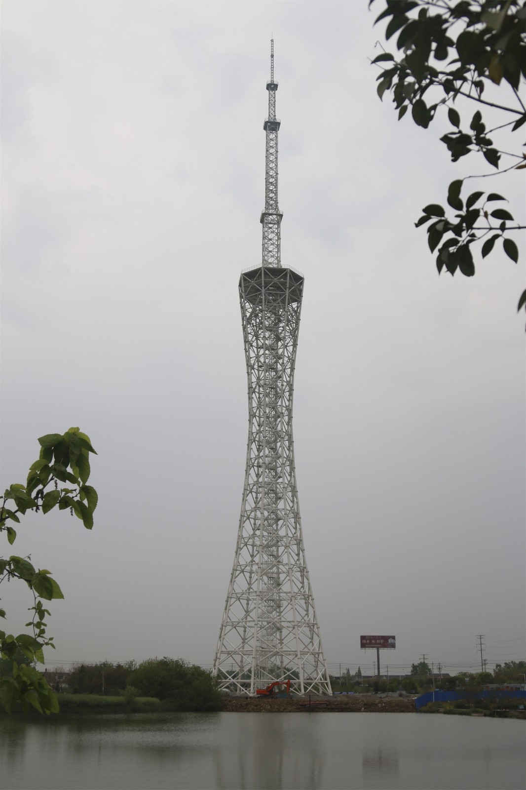 镇江建工集团成功建成省境内最高电视发射塔